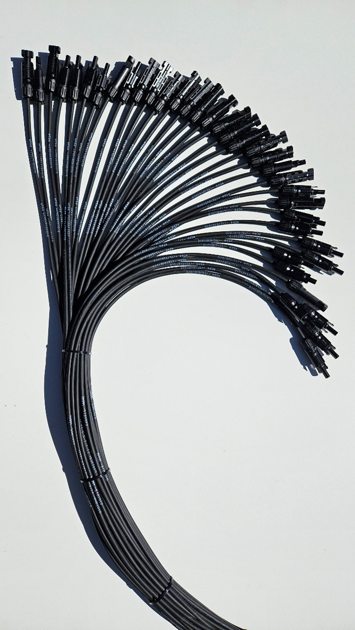 Vorgefertigter DC-Kabelstrang mit MC4-Steckern — gebündelt und verlegefertig