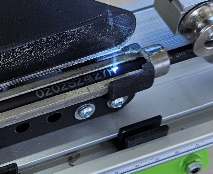 UV-beständige Lasergravur-Beschriftung auf DC-Solarkabel