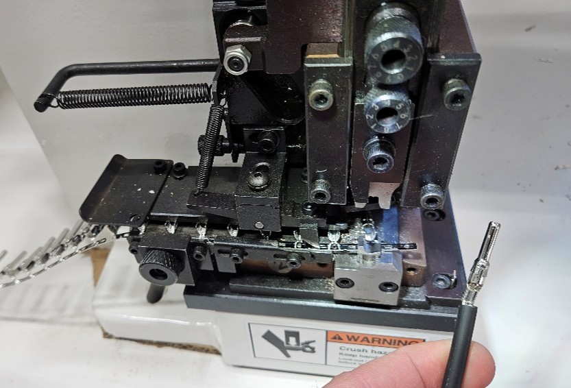 MC4-Stecker crimpen mit automatisierter Crimpmaschine