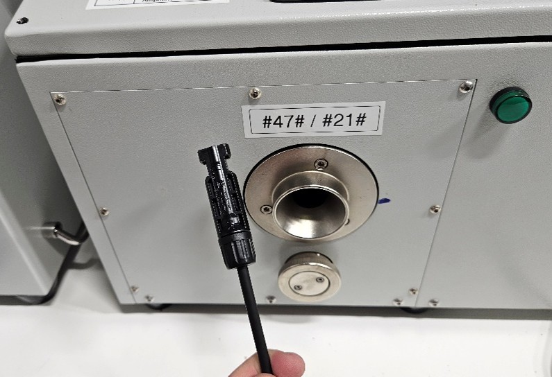 Präzise MC4-Steckermontage