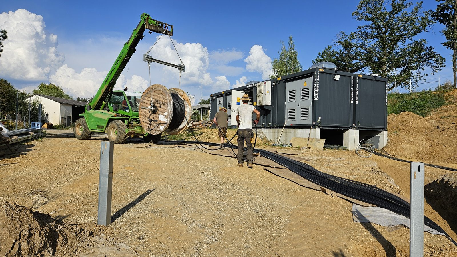 Kabelzug zur Trafostation mit Teleskoplader und Kabeltrommel im PV-Park Sebersdorf